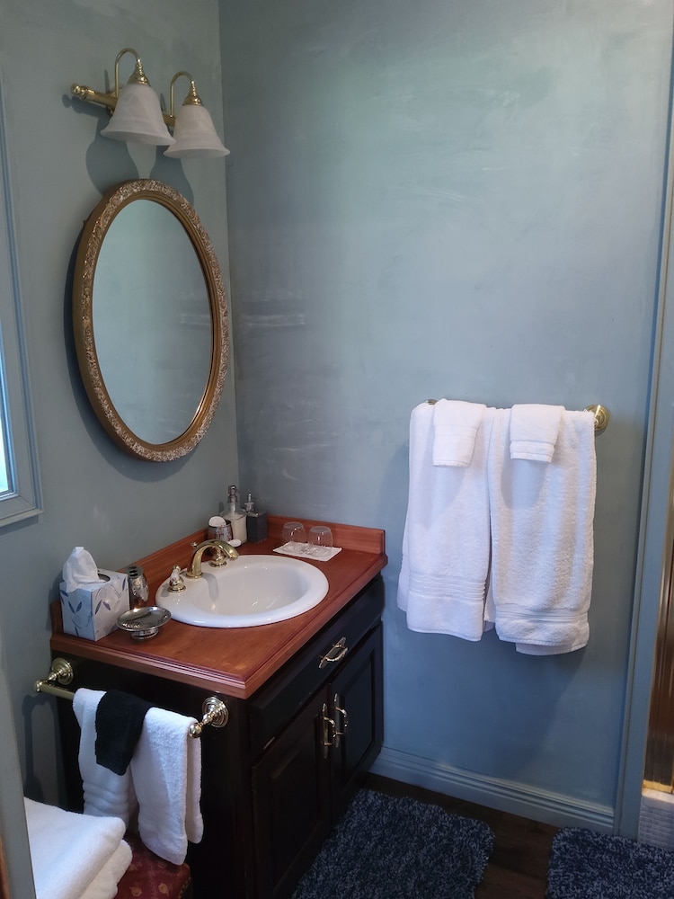 Inntiquity A Country Inn 46/50
