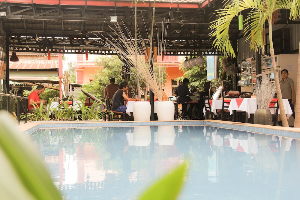 Tropical Breeze Guesthouse 43/45