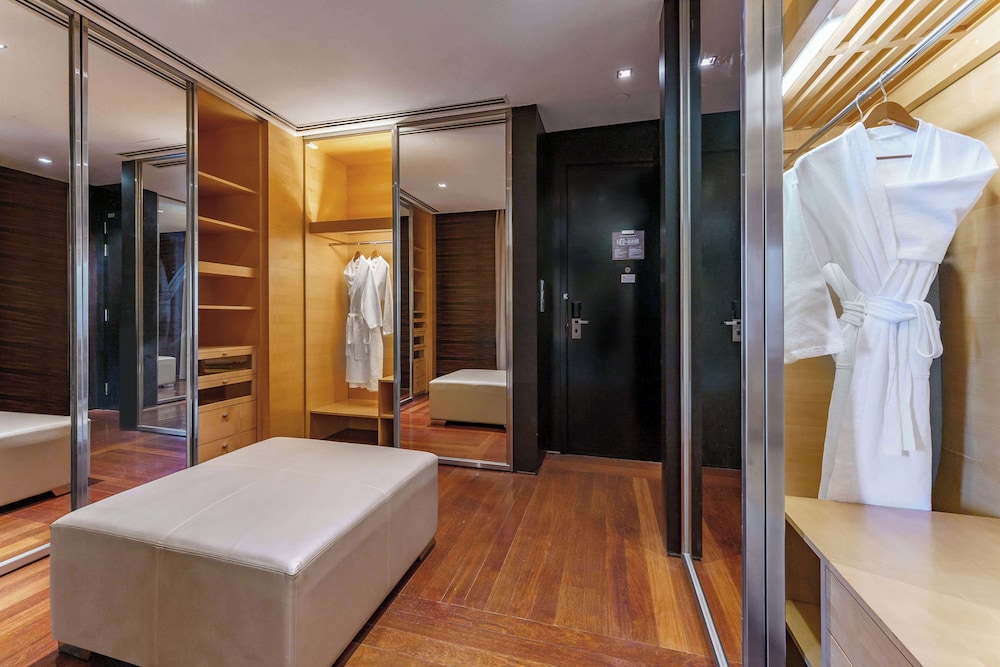 Executive, Penthouse, King Bed, Lake View, Kitchen, Hilton Kuala Lumpur 5/10