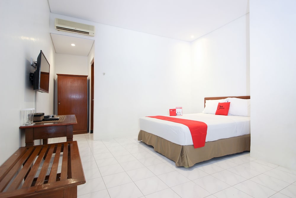 Reddoorz Plus Near Alun Alun Selatan 2 9/32