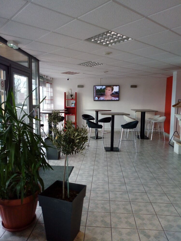 HOTEL LA HAIE DES VIGNES 50/68