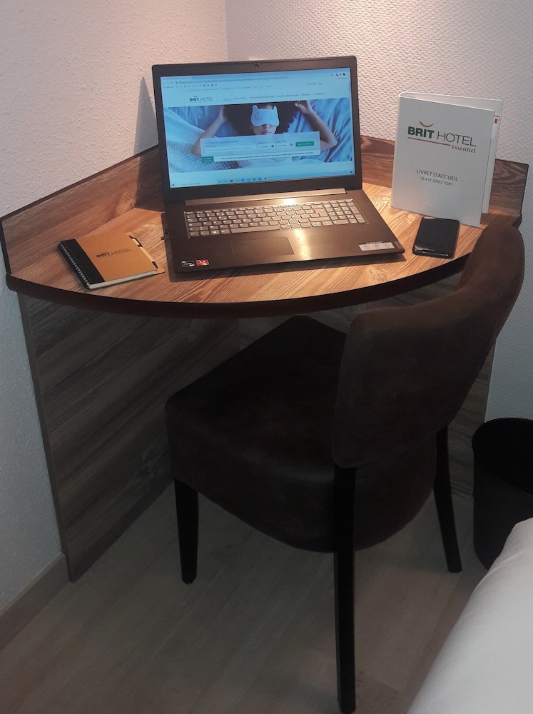 Brit Hotel Confort Pau Lons 25/36