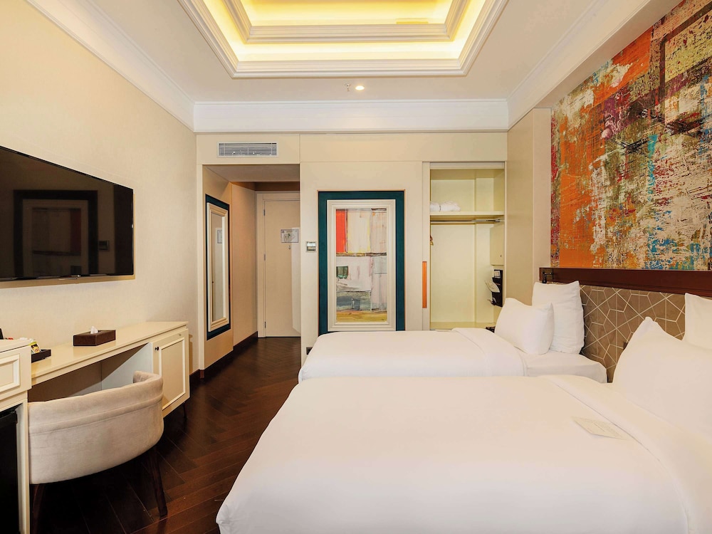 DELUXE, TWIN BEDS, SOFA