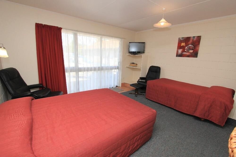 Commodore Motor Lodge 18/58