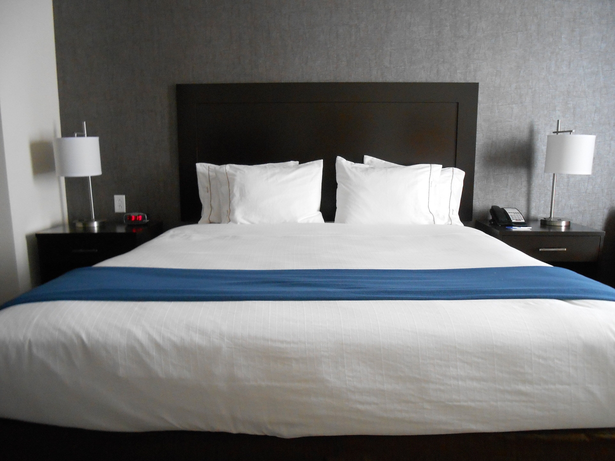 جناح بسرير كينج بمنطقة جلوس، Holiday Inn Express Hotel And Suites Kansas City Ku Medical Center 3/5