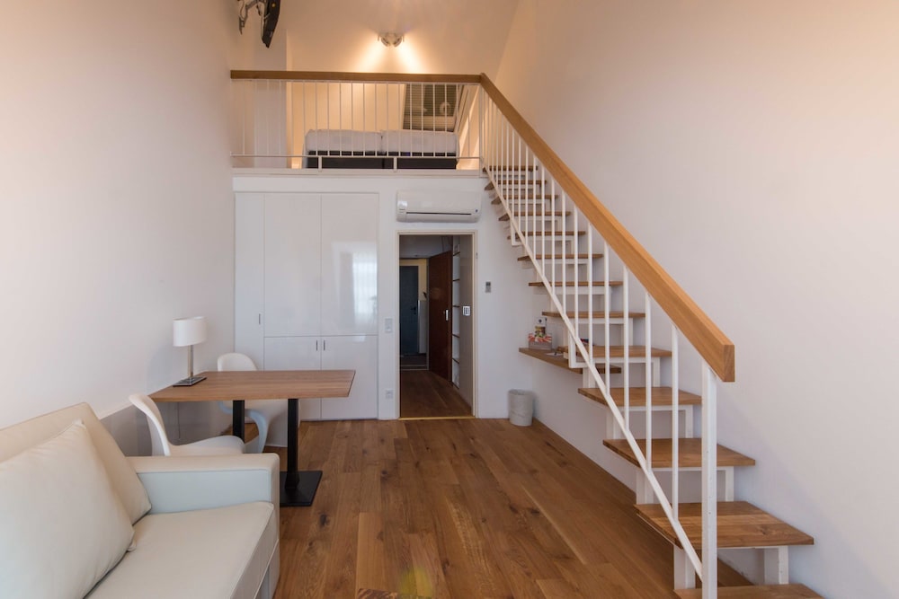 MAISONETTE, SUITE
