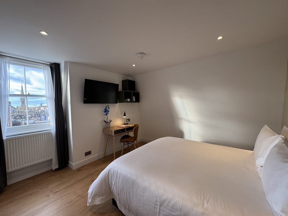 PREMIER, KING BED