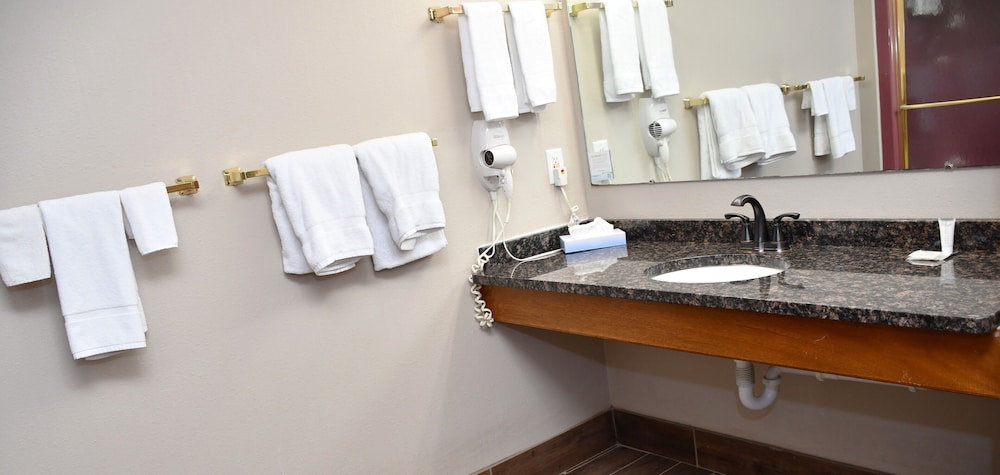 غرفة بسرير كوين لذوي الإعاقة، Baymont Inn and Suites by Wyndham Platteville 5/10