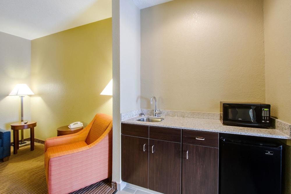 Comfort Inn & Suites Bellevue - Omaha Offutt AFB 16/42