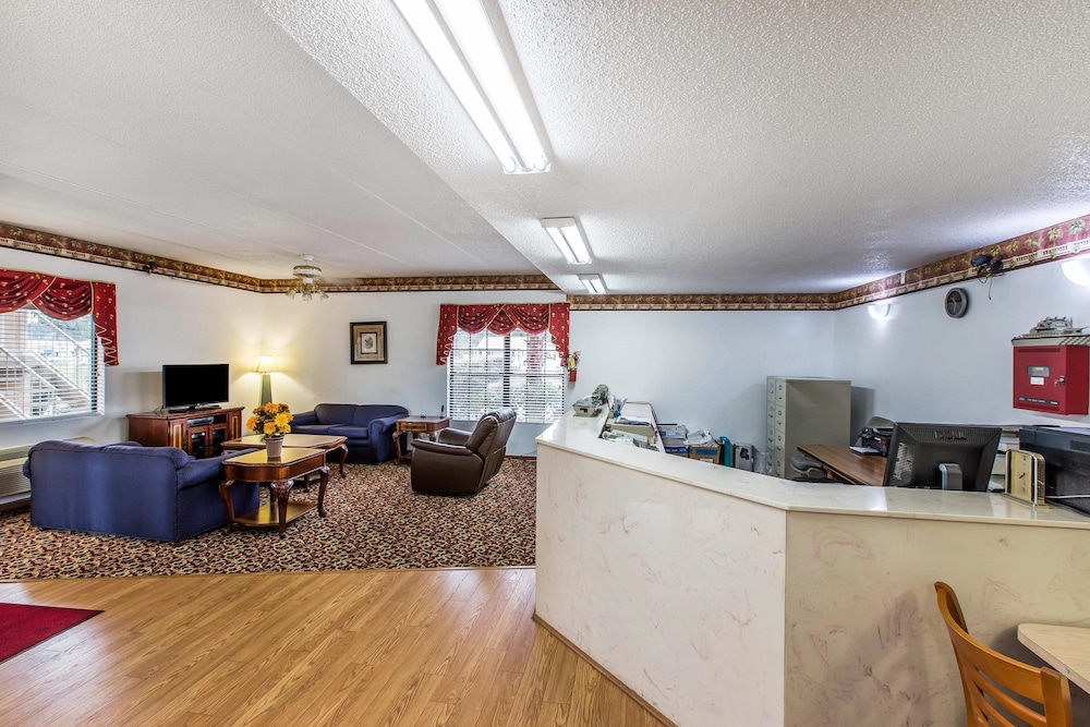 Econo Lodge Inn & Suites Albany North 6/41