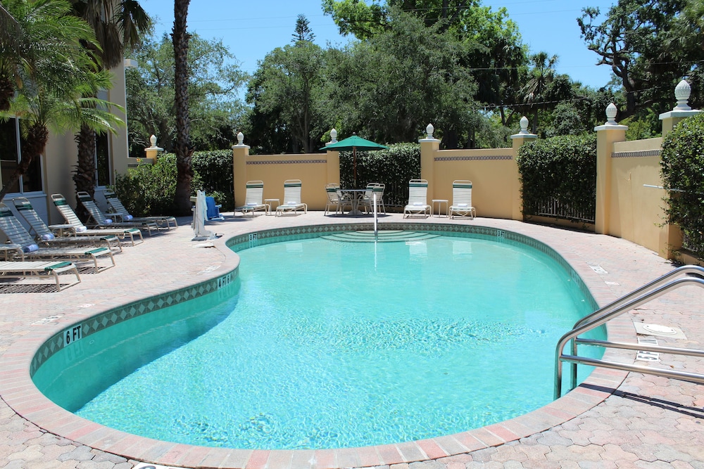 La Quinta Inn & Suites by Wyndham Sarasota Downtown 1/52
