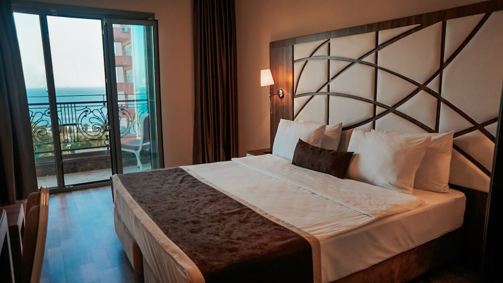 The Grand Mira Hotel 13/50