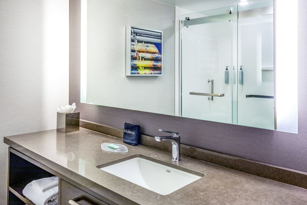 غرفة بسرير كينج مع أريكة، Courtyard by Marriott Boston Billerica Bedford 4/5