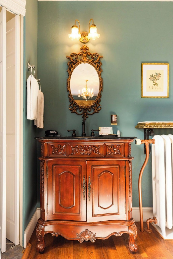 Manor House Bed & Breakfast 11/73