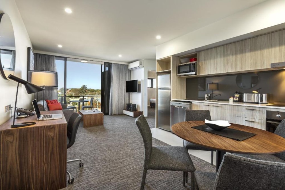 QUEST WOOLLOONGABBA 18/27