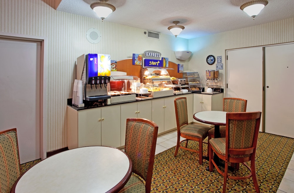 Holiday Inn Express Anderson-I-85 Exit 27-Hwy 81 30/34