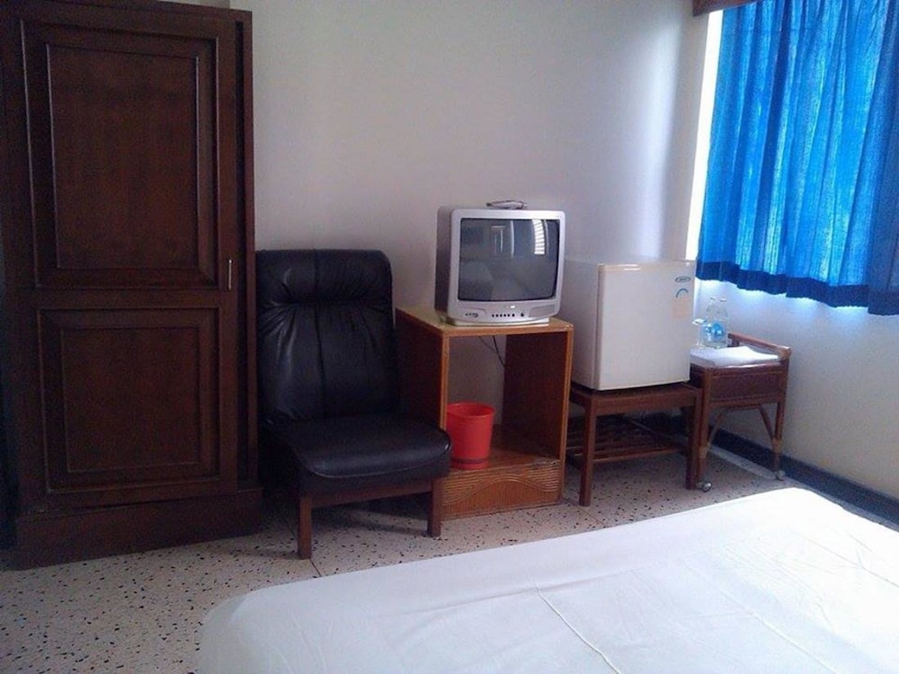 Petch Pailyn Hotel 35/37