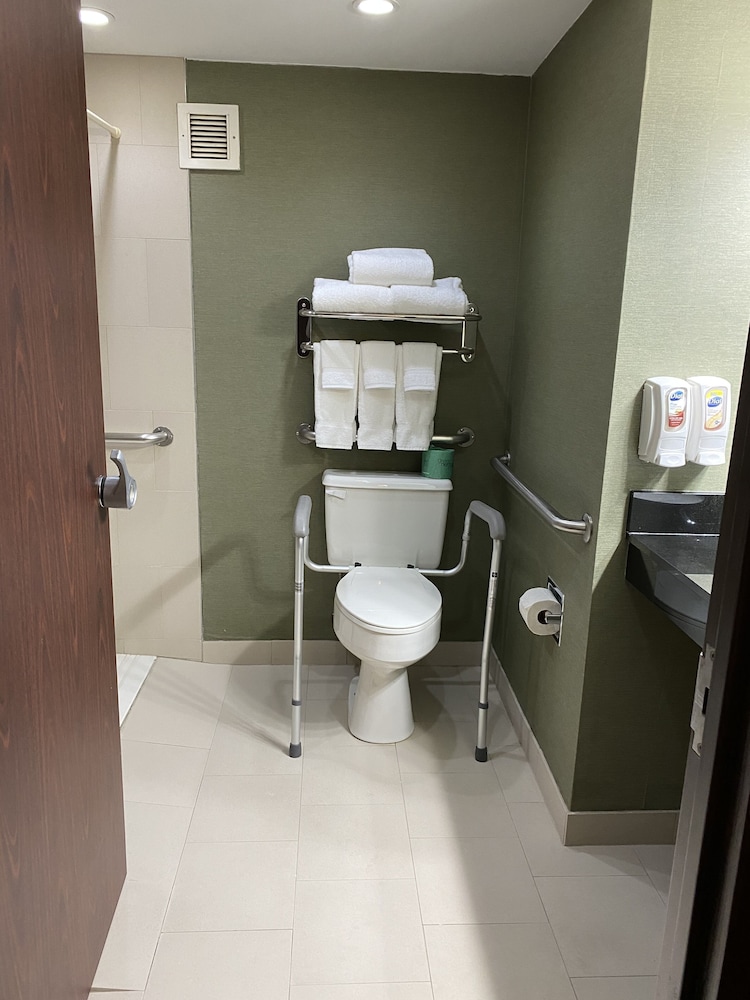 DoubleTree by Hilton Quincy 37/77