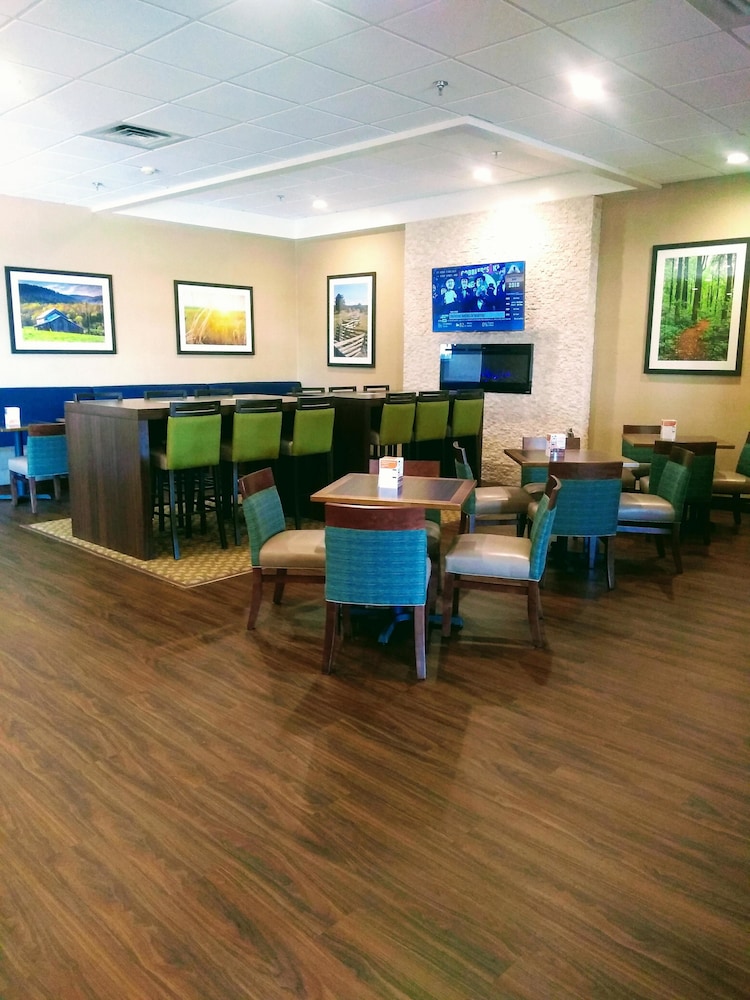 Comfort Inn and Suites Near Danville Mall 23/31