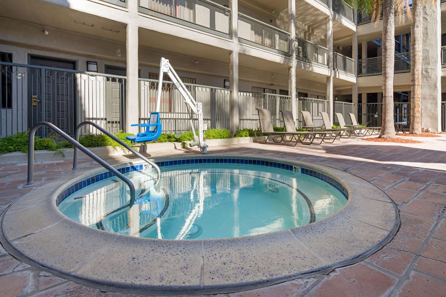 La Quinta Inn & Suites by Wyndham Orange County Airport 48/55
