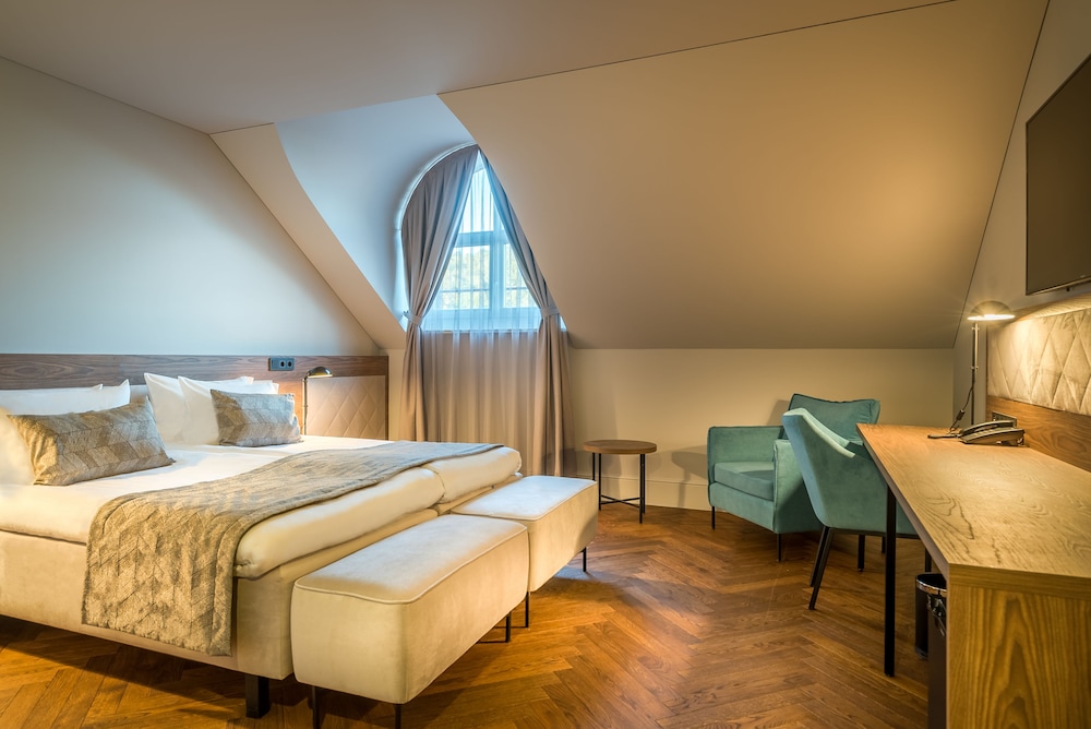 1 BEDROOM, CLASSIC, DOUBLE OR TWIN BED