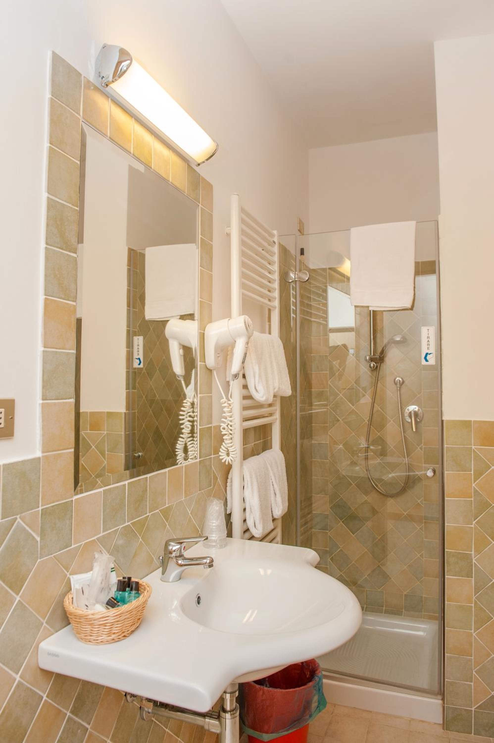 غرفة رباعية، Hotel Cristalda 7/9