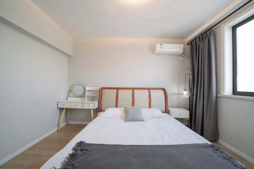 3 Bedrooms, Comfort, Apartment, 1 Double and 3 Queen Beds, Bathtub، Book and Bed-People's Square 8/10