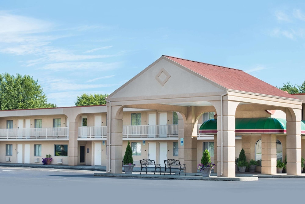 Baymont By Wyndham Sandusky photo3