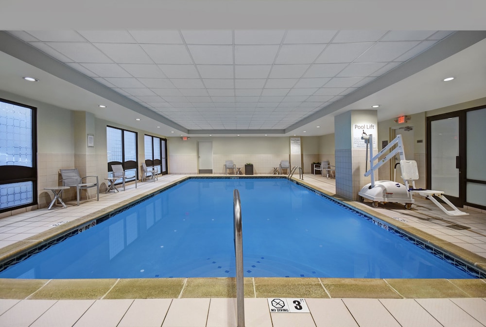 Holiday Inn Express and Suites Cincinnati Riverfront, an IHG Hotel 35/64