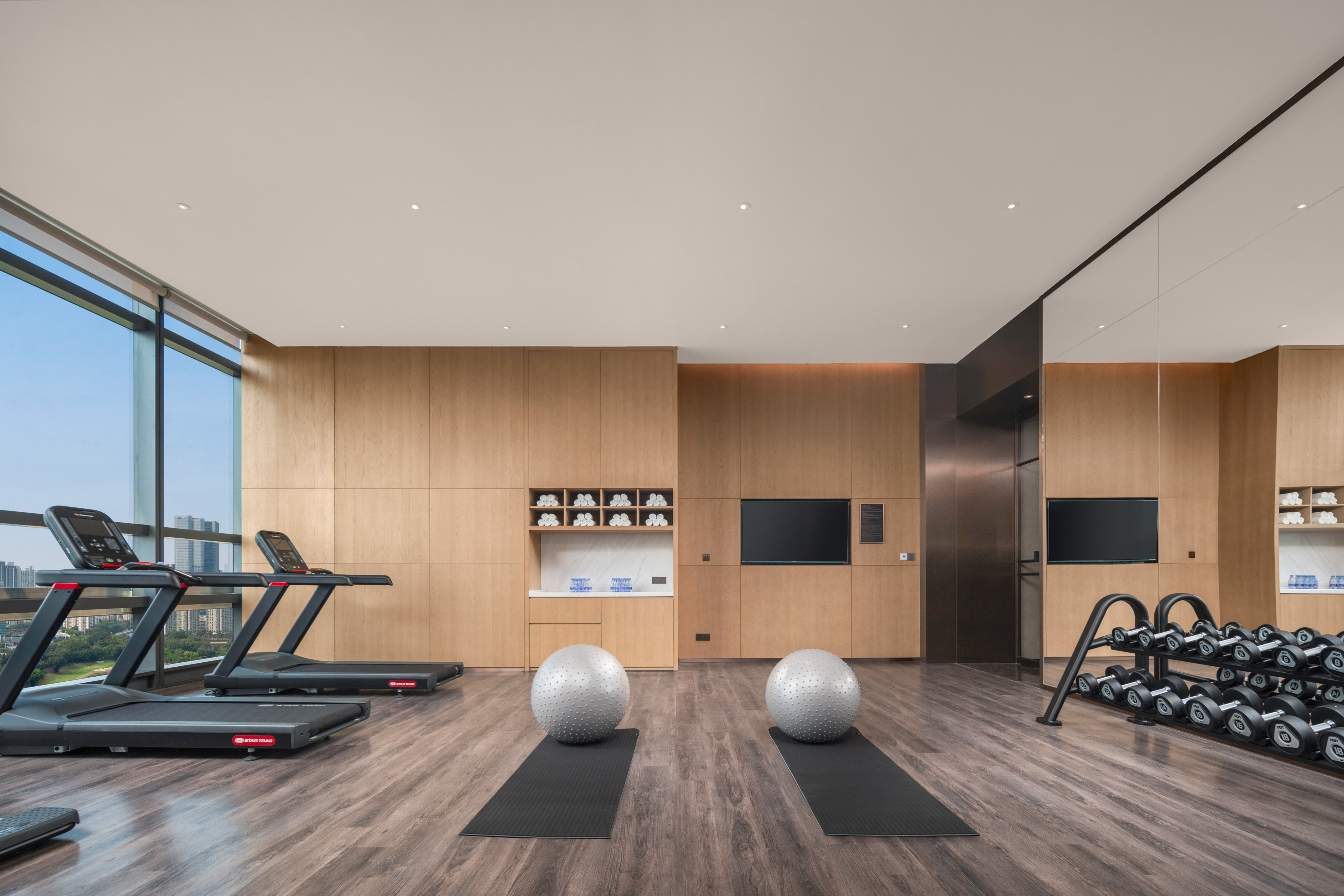Holiday Inn Express Shenzhen Futian Center 38/63