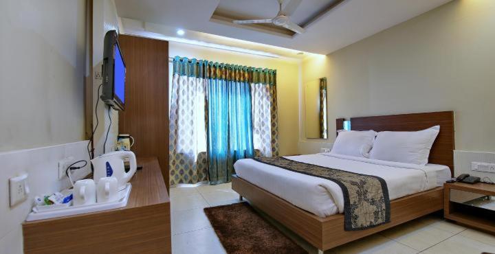 Hotel Sheela Shree Plaza 6/23