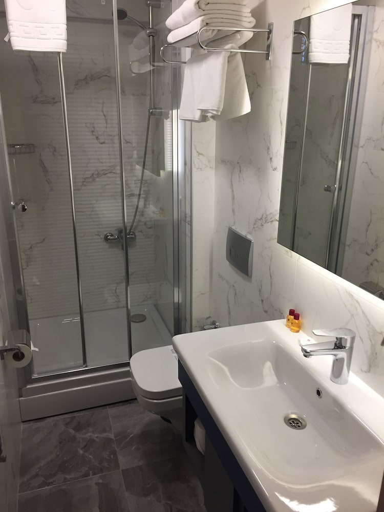 Helen Hotel 50/52