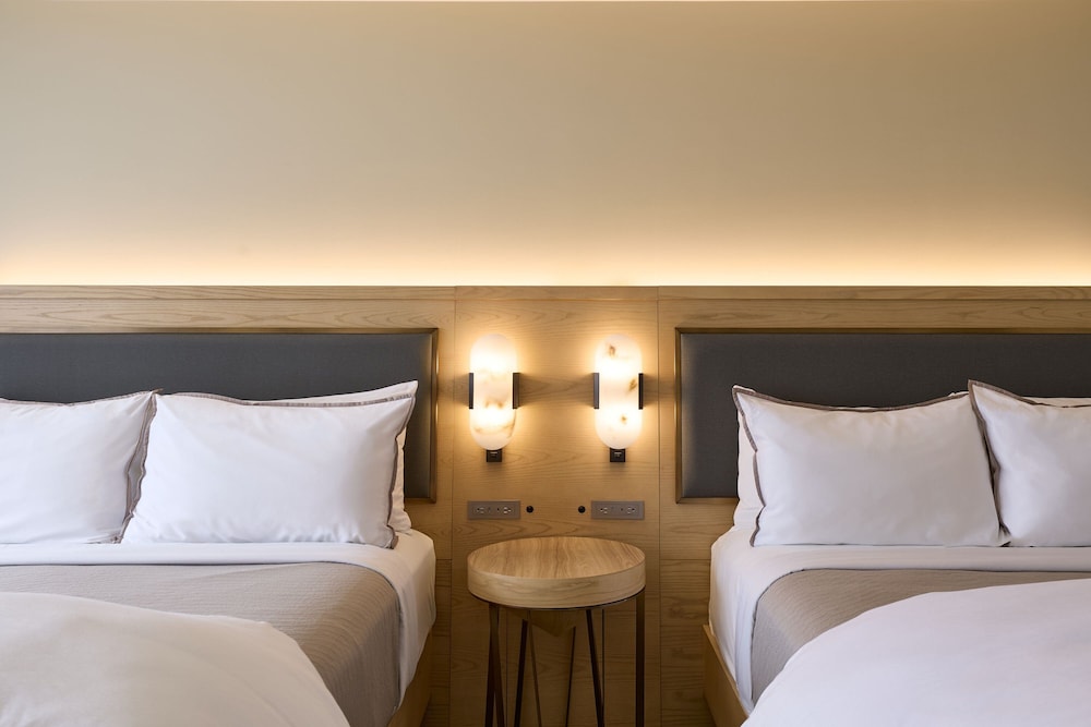 Deluxe, 2 Queen Beds, Accessible, The Westin Los Angeles Airport 3/5