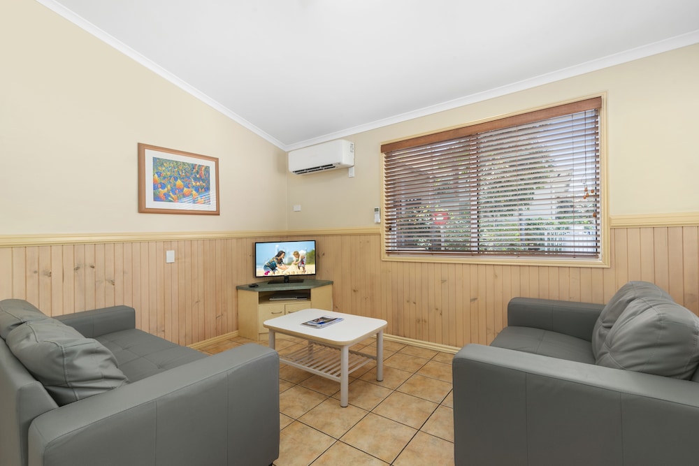 ASHMORE PALMS HOLIDAY VILLAGE 52/78
