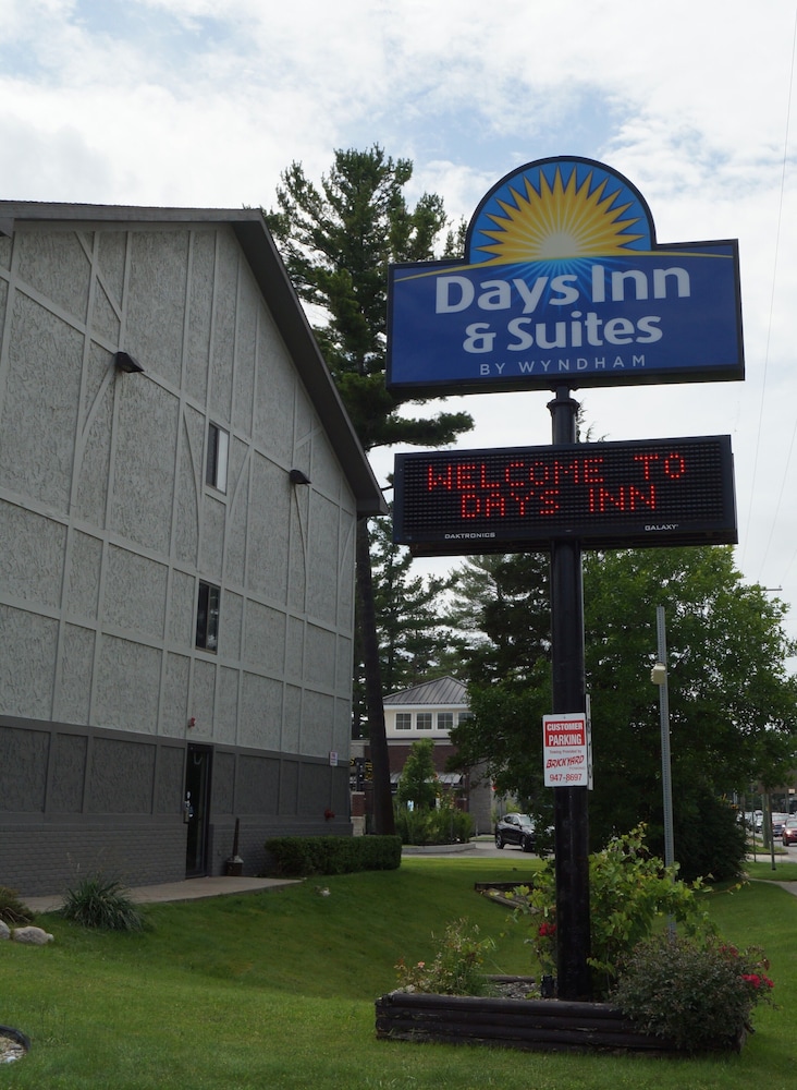 Days Inn Suites By Wyndham Traverse City 1/50