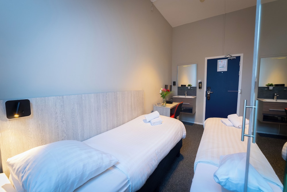 Crown Hotel 30/50