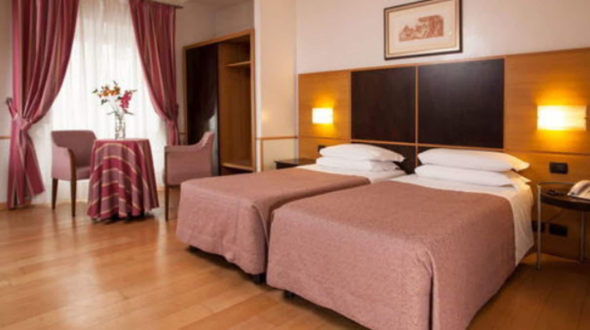 غرفة رباعية بسرير كوين وسريرين منفصلين في الملحق، Hotel Piemonte Rome 2/4