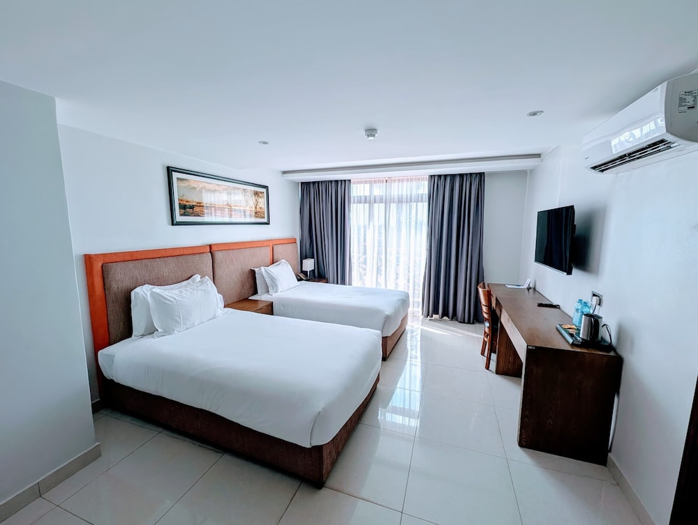 Canary Hotel 24/64