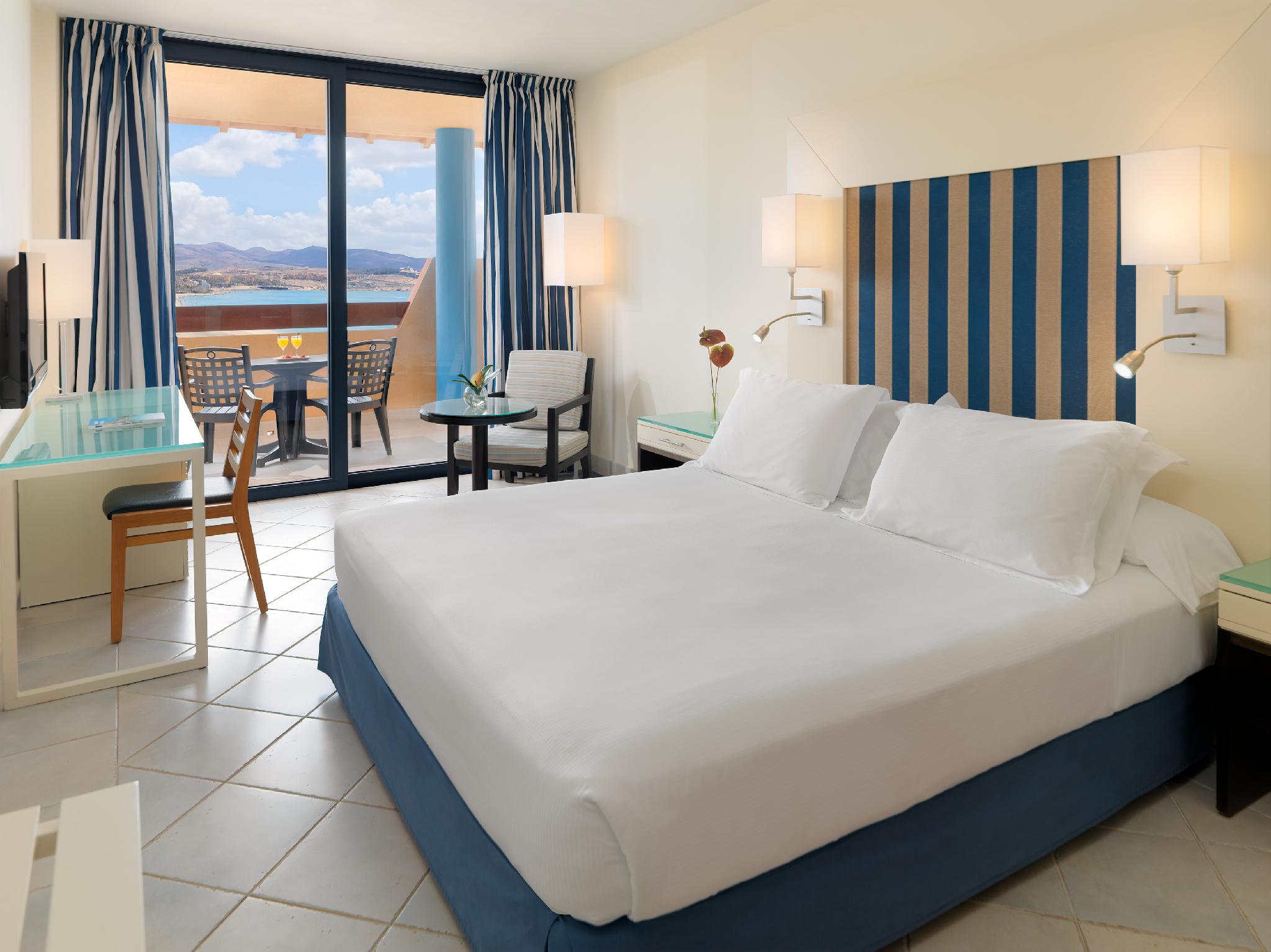 غرفة قياسية بسرير كوين