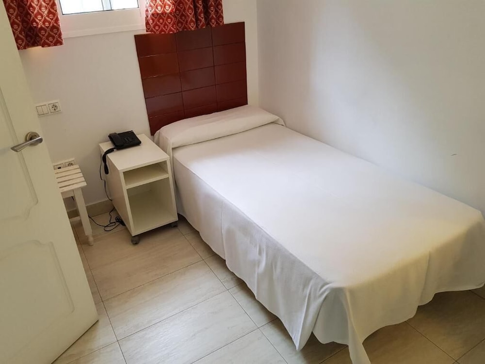 ROOM, SINGLE