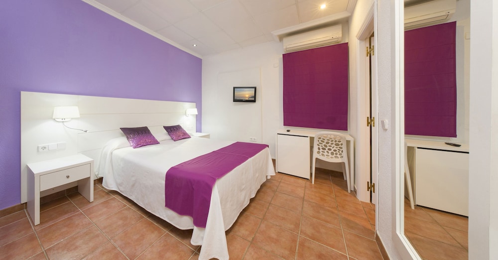 ROOM, QUEEN BED
