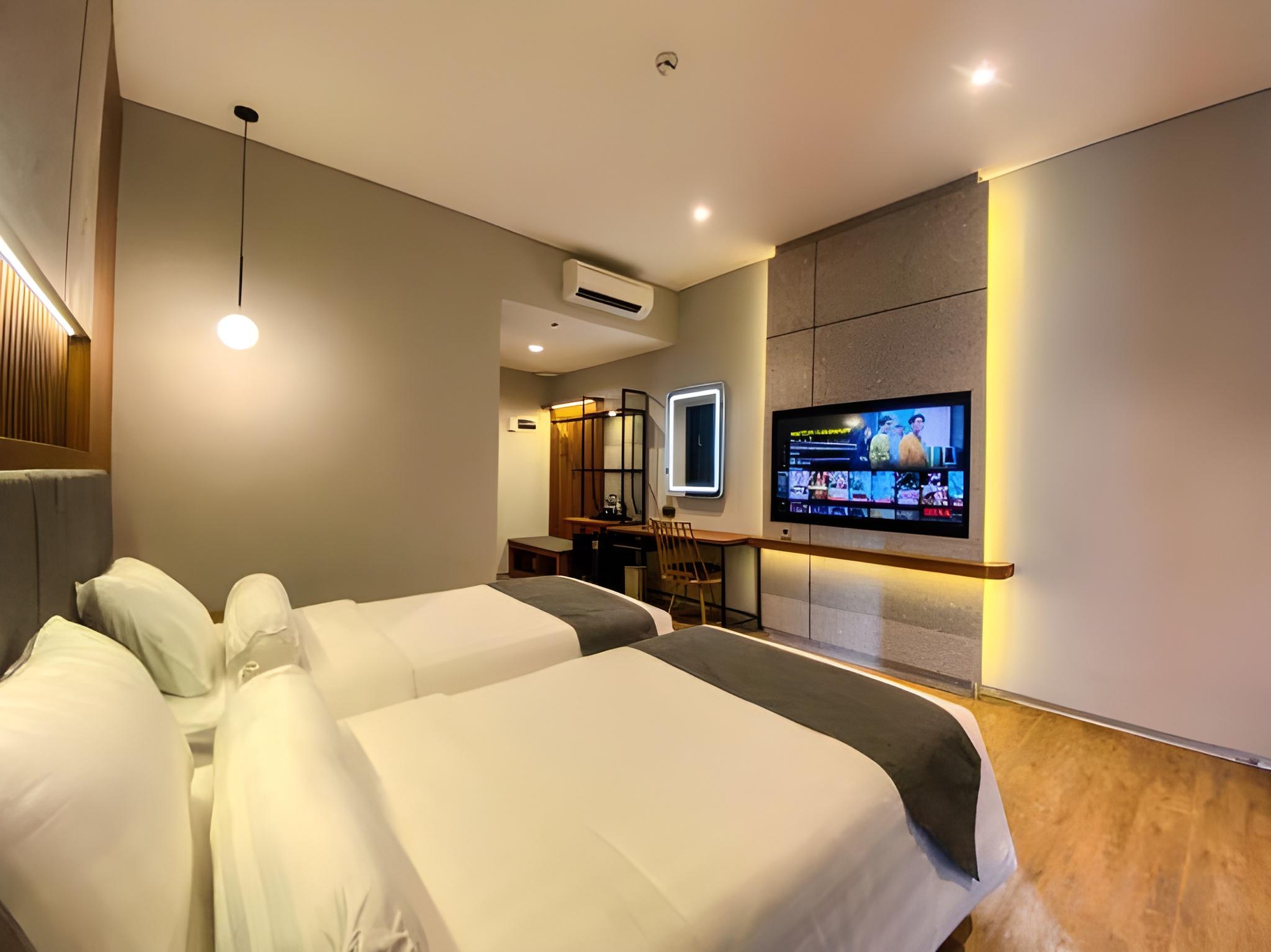Grand, Hollywood, Executive, Double or Twin Bed