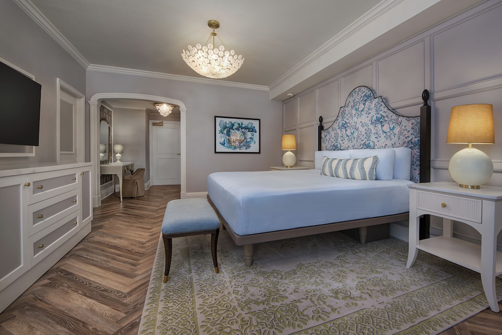 2 Bedrooms, Suite, King Bed, 2 Queen Beds, Sofa, Club Floor, Accessible