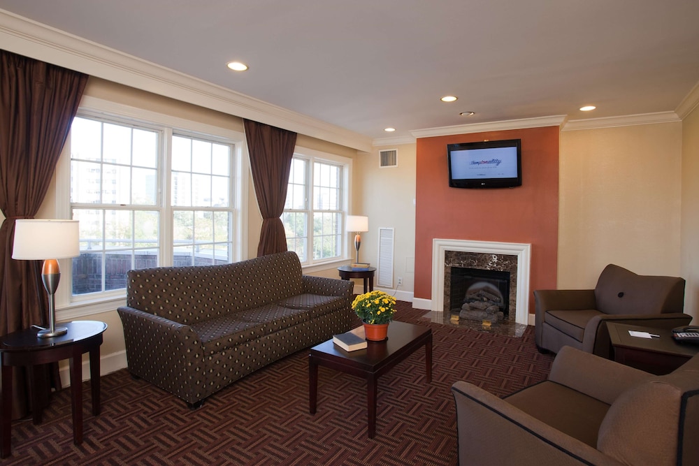 Hampton Inn and Suites Stamford 29/46