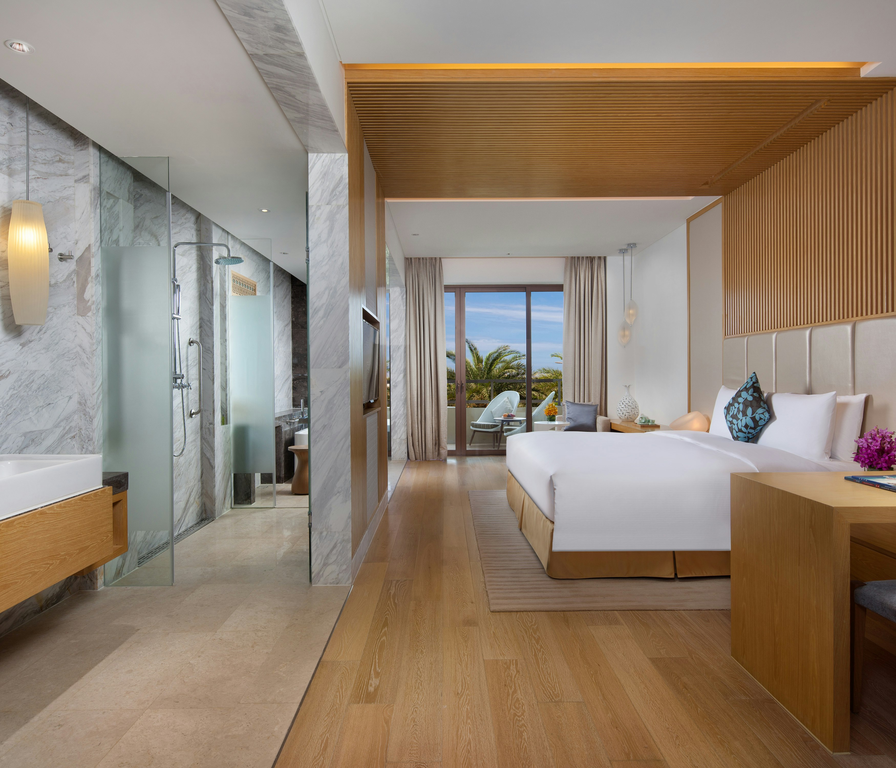 DELUXE, KING BED