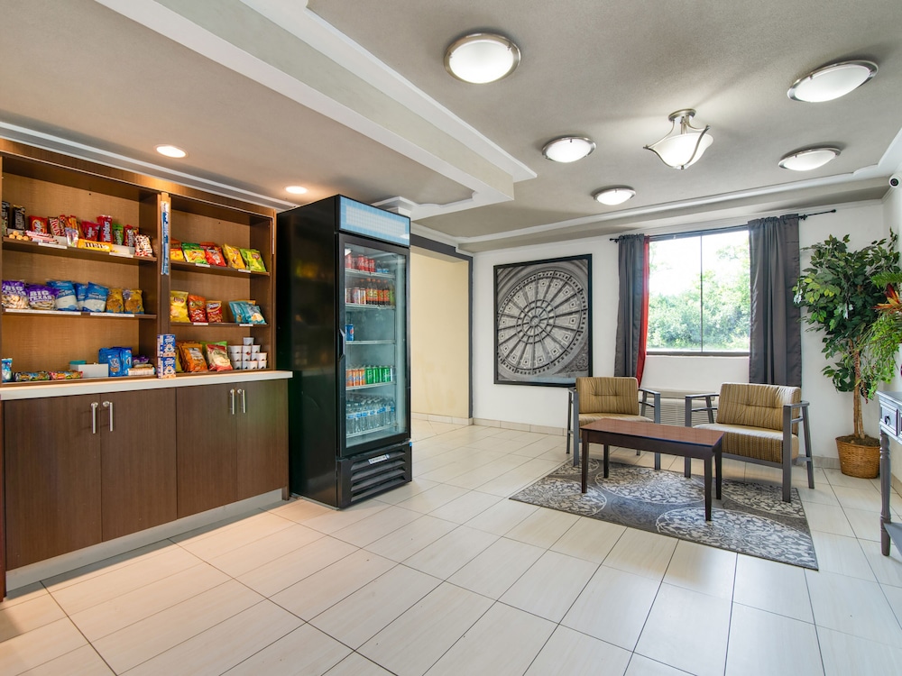 Days Inn & Suites by Wyndham Indianapolis Airport East 4/28