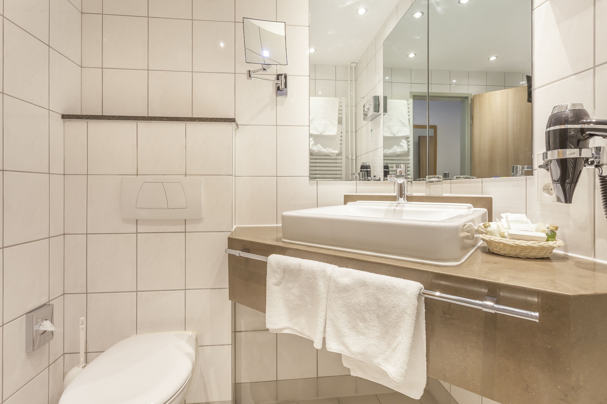 غرفة قياسية بسرير مزدوج بإطلالة على البحر في الطابق الأرضي، Hotel Bernstein 4/5