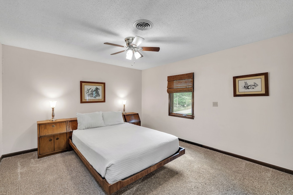 2 Bedrooms, Lodge, Queen and Twin Beds