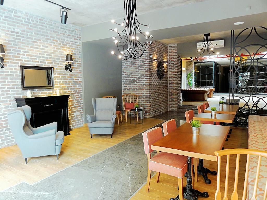 AKIN SUITES 17/24