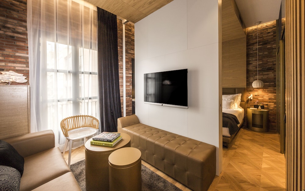 Monument Hotel 48/53